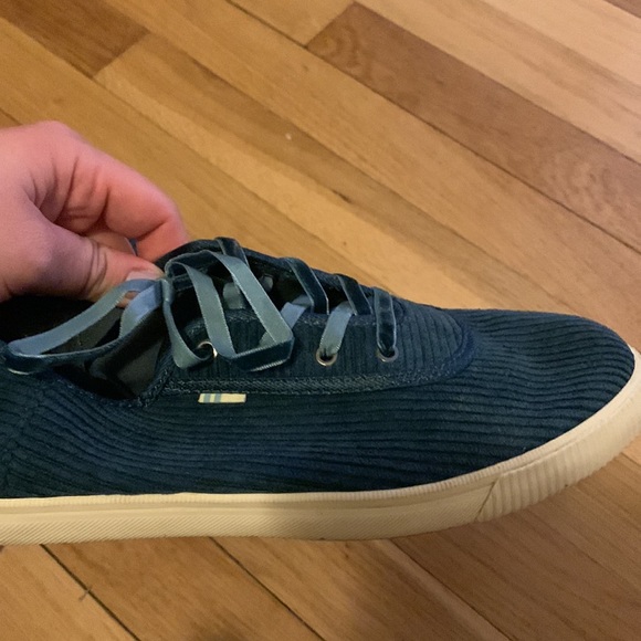 Toms sneakers size 7 - Picture 3 of 4